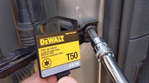 DeWalt T50 Подтянул ослабленный болт ограничителя хода двери VW Golf 2015