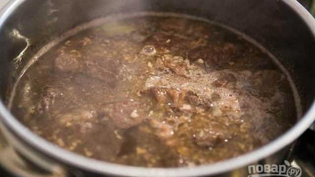 Овощи, тушенные с мясом в говяжьем бульоне