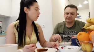 Утренний LUDOKSASHOK: Саша наделал в микроволновке ? а Люда подаёт знаки ? завтрак?☕