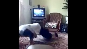 Как он здорово нагой в батарею врезал))).avi