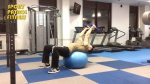 Разгибание рук с гантелями лежа на фитболе.