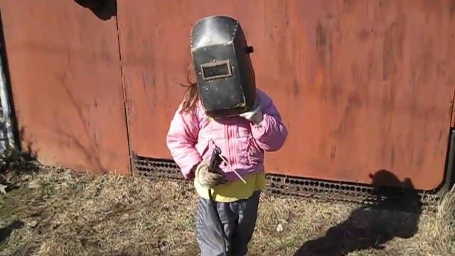 Девочка 6 лет варит сваркой. смотреть онлайн