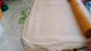 Пирог из слоеного дрожжевого теста с курицей и грибами.