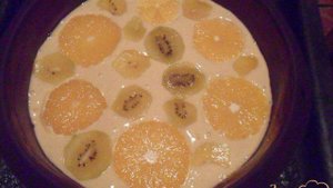 Шарлотка с киви и апельсином