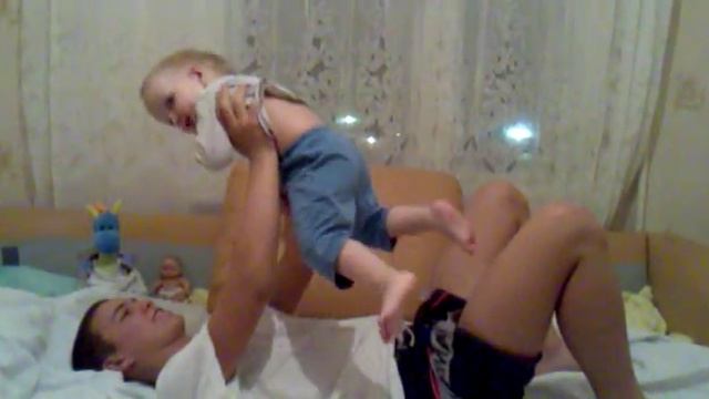 Двух летний ребенок делает сальто смотреть онлайн