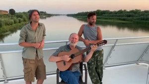 Федор и Виктор Добронравовы поют наши любимые душевные песни: трое на не реке