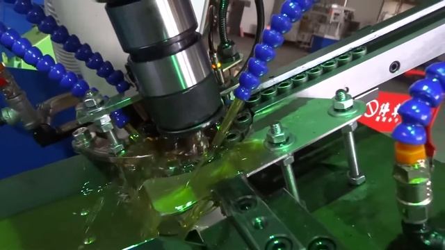 Нарезание резьбы в изделиях с глухим отверстием. смотреть онлайн