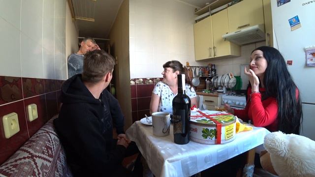 VLOG ПОДПИСЧИЦА ПРИЕХАЛА В ГОСТИ К РОДИТЕЛЯМ смотреть онлайн