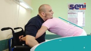 Перемещение пациента с инвалидной коляски на кровать используя колено опекуна