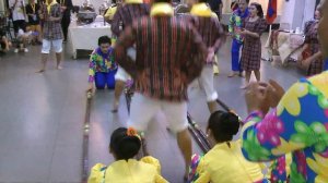 Филиппинский танец . Fhilipino dance with bamboo sticks.