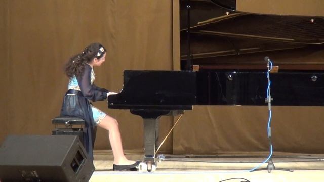 Акулян Лаура -Фантастический танец Р.Шуман и Андантино И. Гуммель смотреть онлайн