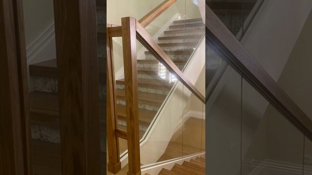 Стеклянное ограждение преображает пространство,визуально расширяя и создавая ощущение легкости☁️