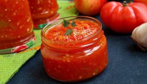 Аджика из томата острая и вкусная - отличное дополнение к макаронам, мясным и картофельным блюдам.