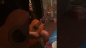 Красиво поёт и шикарно играет на гитаре