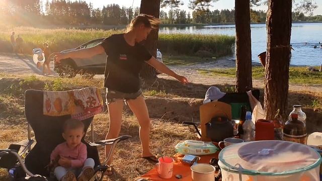 На озере с палатками и с детьми смотреть онлайн