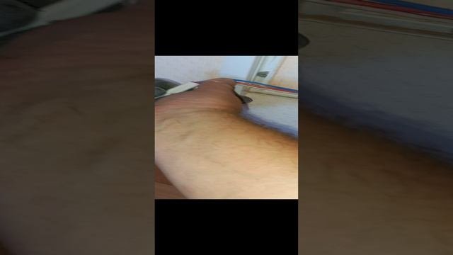Почему часть изоляции с кабеля срезана?