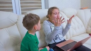 Богдан помогает Свете - ЗАКРЫЛ холодильник на замок!