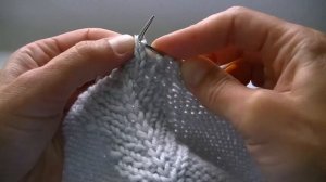 Вяжем шапку бини с узором перышко