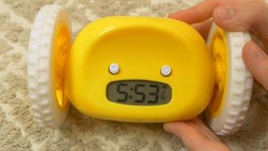 С ним в школу не проспишь - убегающий будильник с Aliexpress!