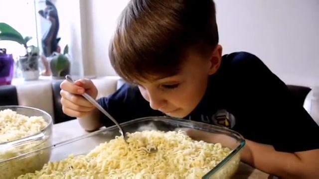 СЪЕЛИ САМЫЙ БОЛЬШОЙ ДОШИРАК В МИРЕ