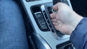 ￼￼ Geely Atlas как снять пыльник и разблокировать  рычаг АКПП