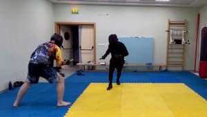 Неподвижная вооруженная рука – легкая добыча.