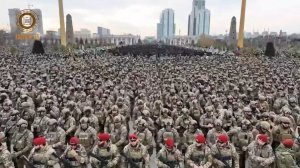 Рамзан Кадыров показал Скотту Риттеру построение 25 тыс. чеченских бойцов