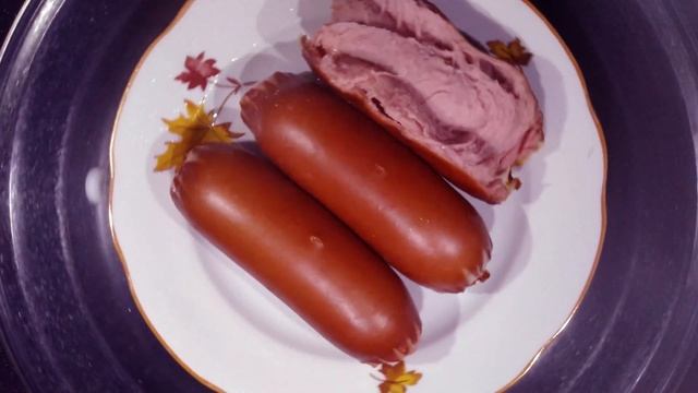 Сардельки не дорогие в микроволновке.