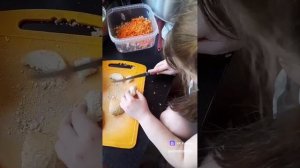 дочка готовит себе сухари