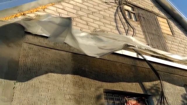 @0113 Верхняя половина фасада первого этажа под короед поштукатурил... смотреть онлайн