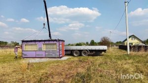 Привезли бытовку (вагончик на санях/полозьях) на дачу. Установка краном на участке. 21.05.2023