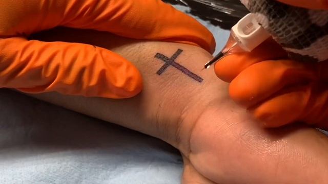 Mini Cross Tattoo Close Up смотреть онлайн