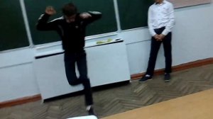 Мальчик упал когда танцевал  шутка