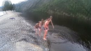 Мальчишки купаются в Енисее