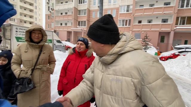 Жители Балашихи трогательно поздравили своего дворника