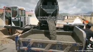 китайская самоходная бетономешалка с самозагрузкой 4куба работает на площади строительства#кармикс