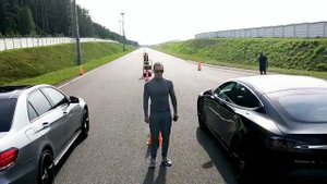 Tesla Model S P100D Ludicrous vs Mercedes-Benz E63AMG Drag Racing