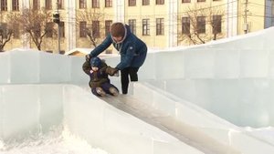 На Театральной площади разбирают ледовый городок