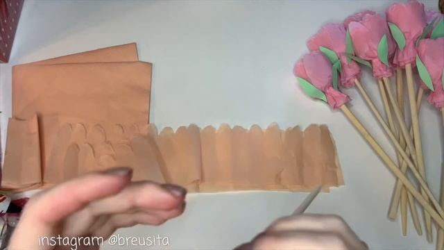 Букет из конфет своими руками / мастер класс / подарок на 8 марта / поделка /цветы из салфеток смотреть онлайн