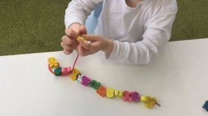 Нанизываем бусины - Игра для малышей и Развитие мелкой моторики - Чем занять ребёнка
