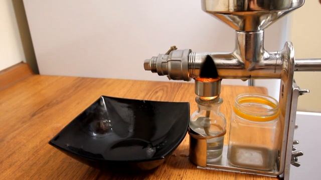 Ручной пресс холодного отжима масла (неочищенные семена подсолнечника) смотреть онлайн