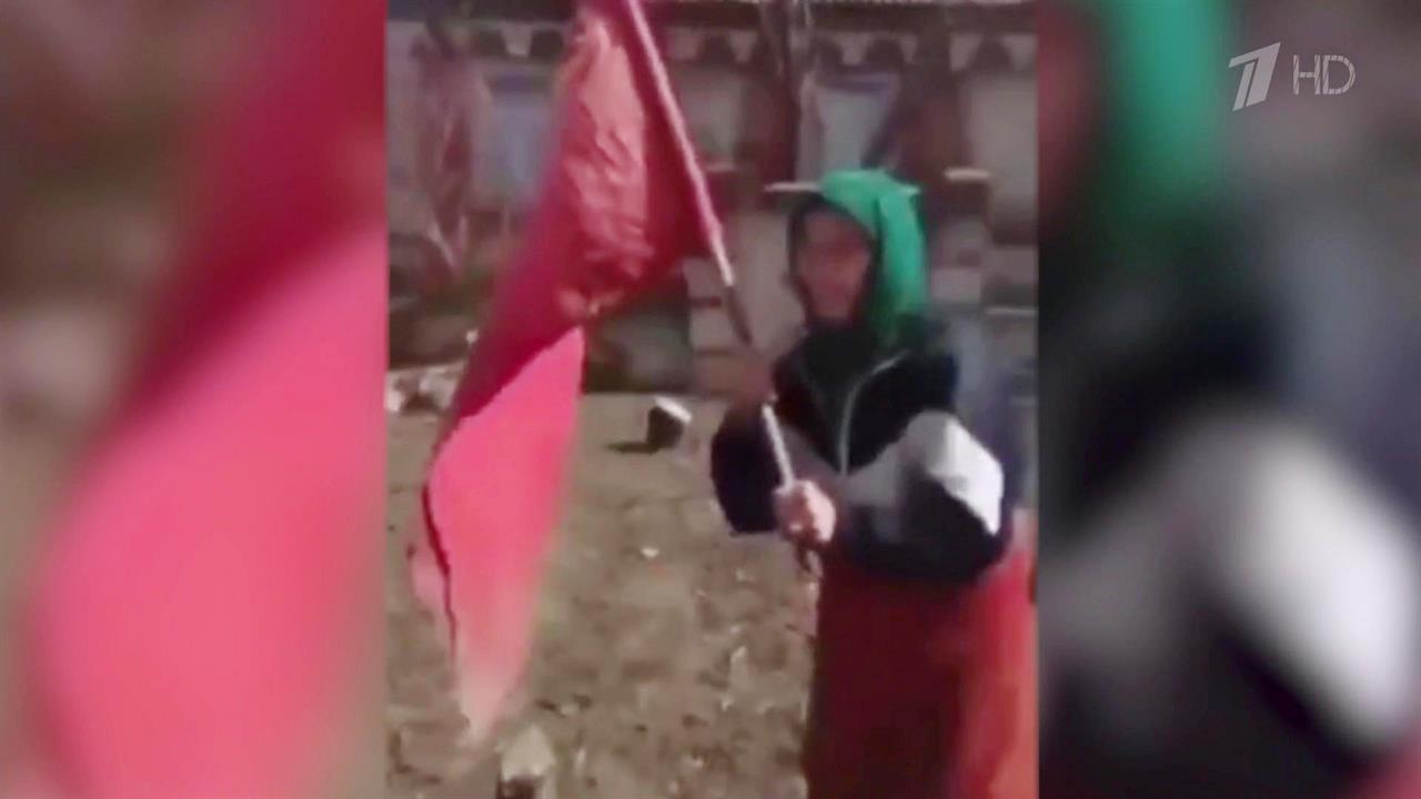 Бабушка с красным флагом жива