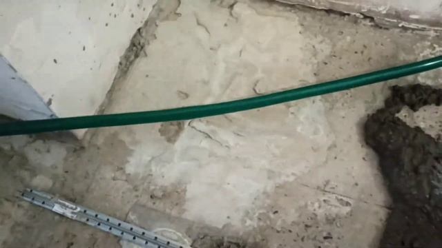 Выравниваю кривой пол разными растворами. Или как дешиво выравнять пол.