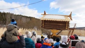 Избушка реально поворачивается и оттуда выскакивает Баба-Яга!