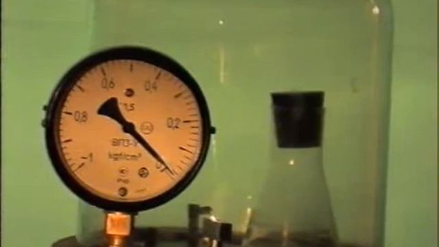 Пробка, вылетающая из колбы смотреть онлайн