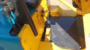 Фронтальный мини-погрузчик Komatsu SK 04 (маленький помощник))