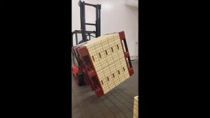 Переворачивание контейнеров с сыром