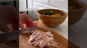 Салат со шпинатом и копченой курицей