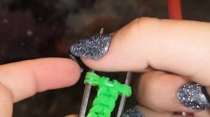 ?Как сделать змею(червяка) из резинок?