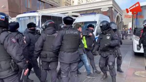 В Москве и Петербурге прошли задержания на несогласованных митингах